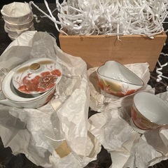 赤い花柄の陶器食器セットの画像