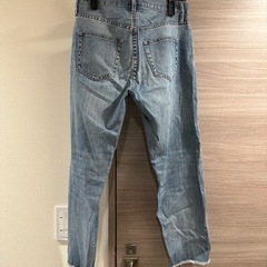 ジーンズ デニムパンツ ユニクロ　ダメージジーンズ　裾フリンジの画像