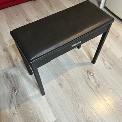 ピアノの椅子の画像