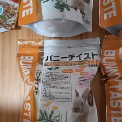 うさぎのペレット＋新品トイレ＋キャリーケージの画像