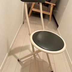 折りたたみ椅子の画像