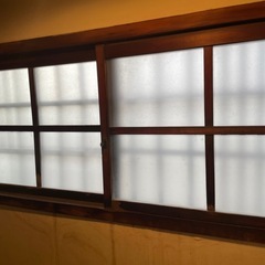 古い家のガラス戸、ガラス窓の画像