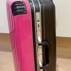 黒/ピンク　ツートンカラーのスーツケース🧳の画像