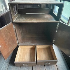 昔の古い木の収納の画像