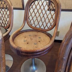 非常に古い回転スツール 5 脚の画像