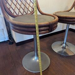 非常に古い回転スツール 5 脚の画像