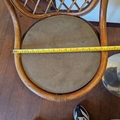 非常に古い回転スツール 5 脚の画像