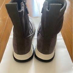 女性ブーツの画像