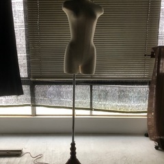 服屋さんのマネキン人形の画像