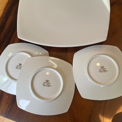 白のプレート　大x1、小x3の画像