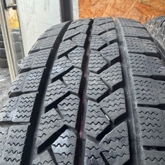 バリ山　BRIDGESTONE ブリヂストン　ブリジストン　VL1 195/80R15 107/105L LT スタッドレス　タイヤ　2020年製　15インチの画像