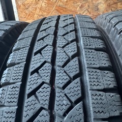 バリ山　BRIDGESTONE ブリヂストン　ブリジストン　VL1 195/80R15 107/105L LT スタッドレス　タイヤ　2020年製　15インチの画像