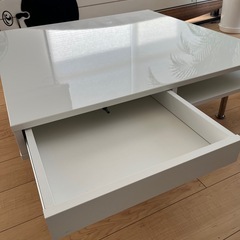 白テーブルの画像