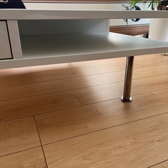 白テーブルの画像