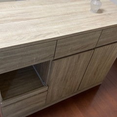 ［早い者勝ち！］食器棚と椅子２つの画像