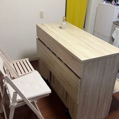 ［早い者勝ち！］食器棚と椅子２つの画像