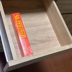 ［早い者勝ち！］食器棚と椅子２つの画像