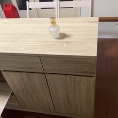 ［早い者勝ち！］食器棚と椅子２つの画像