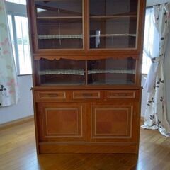 冷蔵庫1台と食器棚の画像