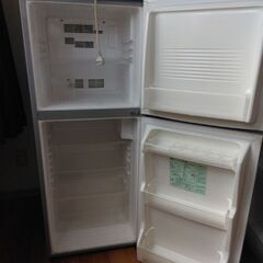 冷蔵庫1台と食器棚の画像