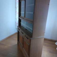 冷蔵庫1台と食器棚の画像