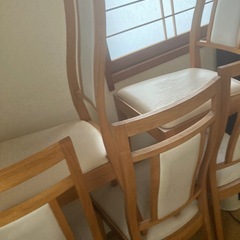 ダイニングテーブルとチェアの画像