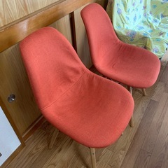 オレンジの椅子の画像