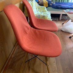 オレンジの椅子の画像