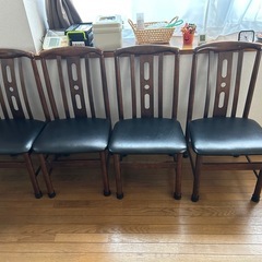 ダイニングテーブルと椅子4脚の画像