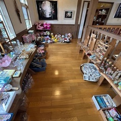 バック、生活雑貨、食器、玩具、ソリ、靴、お菓子などの画像