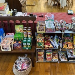 バック、生活雑貨、食器、玩具、ソリ、靴、お菓子などの画像