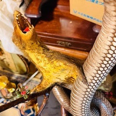 ヘビとマングースの置物の画像