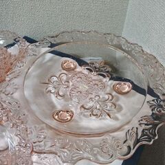 未使用　佐々木東洋ガラス　ローズピンク中鉢５個 大鉢1個　おしゃれな３本足付きの画像