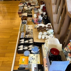 バック、生活雑貨、食器、玩具、ソリ、靴、お菓子などの画像