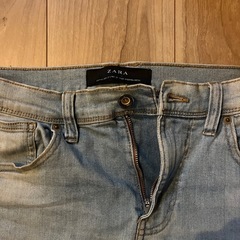 ZARA ライトブルーダメージジーンズの画像