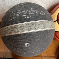 バスケットボール　室内屋外　バトミントンラケットの画像