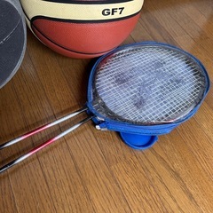 バスケットボール　室内屋外　バトミントンラケットの画像