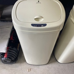 激安‼️センサー式ゴミ箱 68L 3つの画像