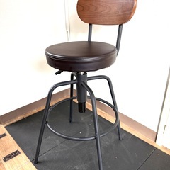 大62 【美品】カウンターチェア 背もたれ付き 足置き 昇降式 座面高61cm〜73cm 丸椅子 バースツール 回転式の画像