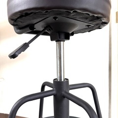 大62 【美品】カウンターチェア 背もたれ付き 足置き 昇降式 座面高61cm〜73cm 丸椅子 バースツール 回転式の画像