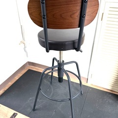 大62 【美品】カウンターチェア 背もたれ付き 足置き 昇降式 座面高61cm〜73cm 丸椅子 バースツール 回転式の画像