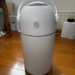 密封構造によりニオイを抑えられるゴミ箱の画像