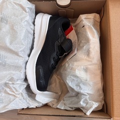 【浦和駅】新品タグ付き/New Balance キッズ スニーカー ブラック/ホワイトの画像