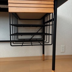 机と椅子のセットの画像