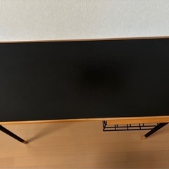 机と椅子のセットの画像