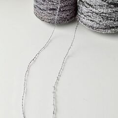 グレー毛糸2巻（約540g）の画像