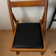 机と椅子のセットの画像