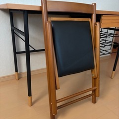 机と椅子のセットの画像