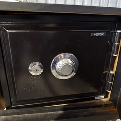 ケース付 VEPOX 耐火金庫 コンパクト 鍵 ダイヤル番号付の画像