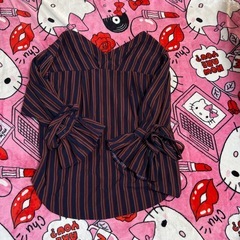 Vネック 袖フリフリシャツの画像